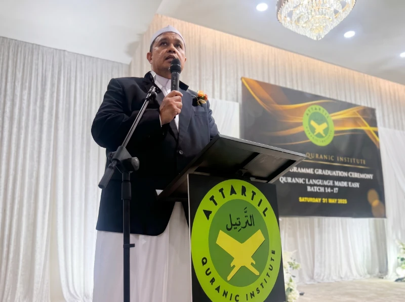 Ustaz Zulkiflee Bachik delivering a speech at the AtTartil QLME graduation ceremony